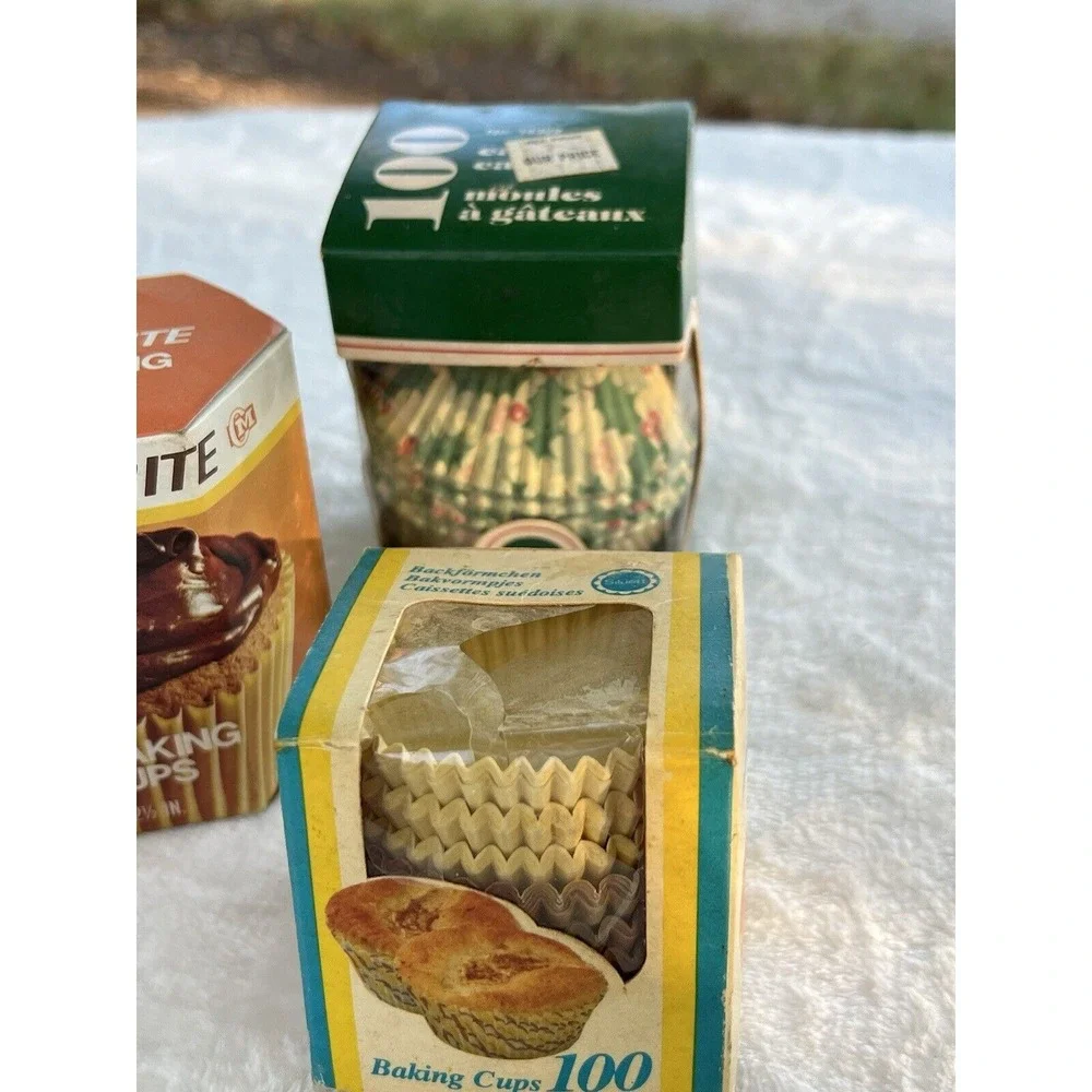 Lot Of Vintage Baking Cups Cupcake Liners Paper & Foil Bakers Secret Some in Box